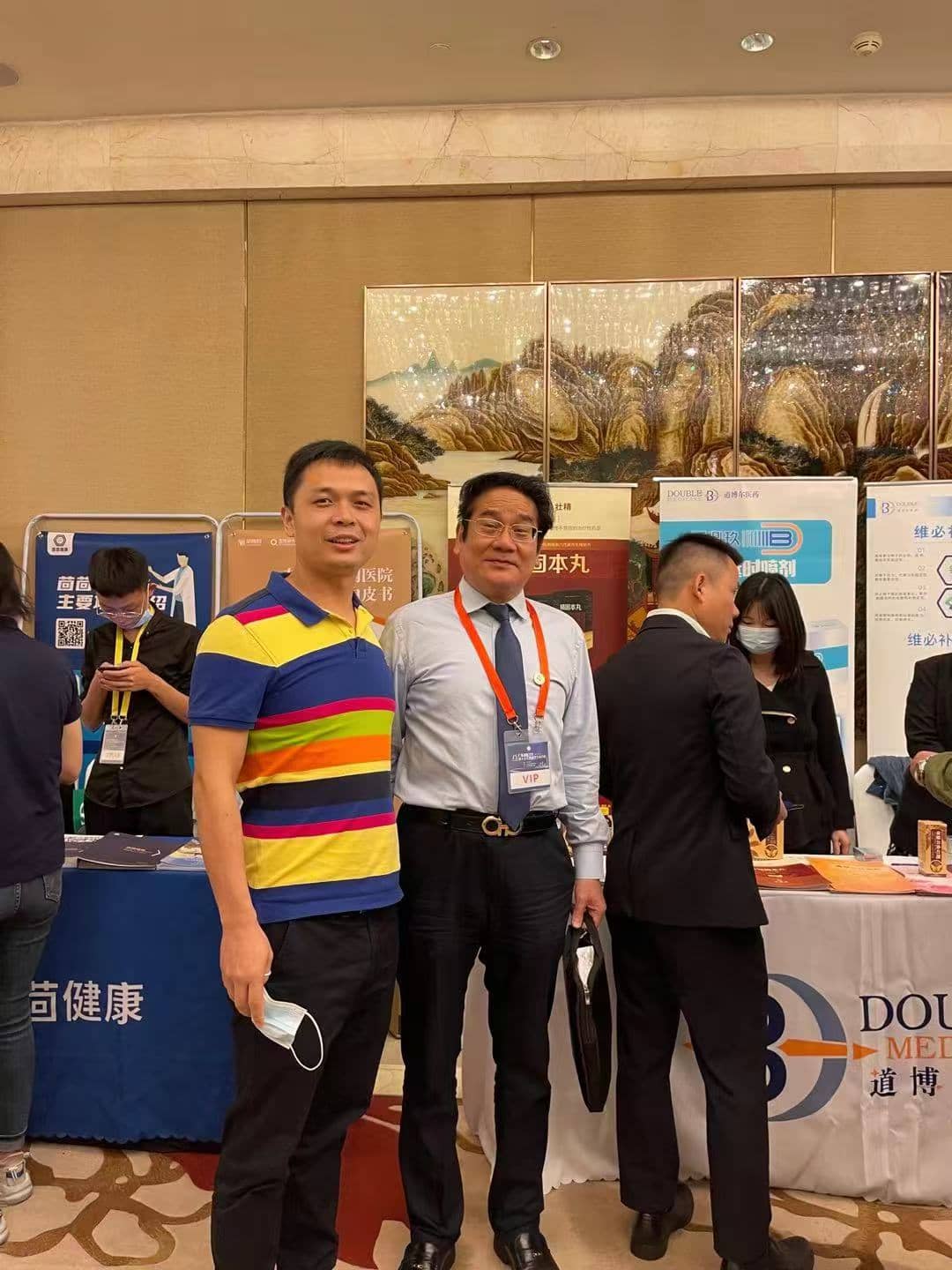 念城何维合照